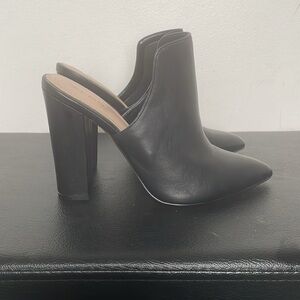 Black leather ankle shoe